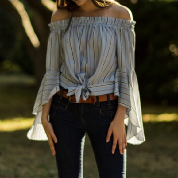 Essue off the shoulder Bell sleeve top - Picture 3 of 3